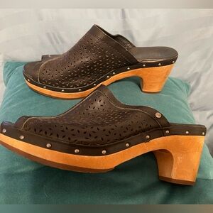 Ugg black, leather wood mule clogs